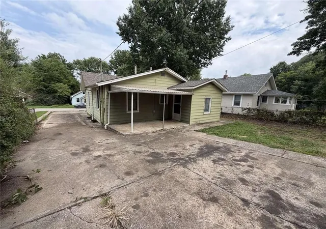Photo 2 of Sale Pending at 810 S Raymond St, Independence, MO 64050 | MLS# 2637436 | Listing updated on 2026-08-31