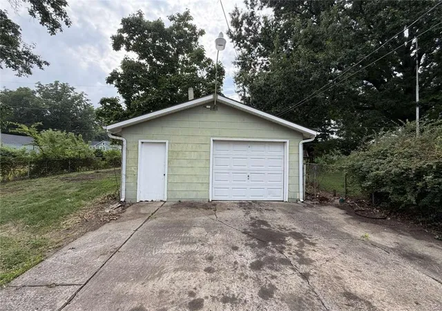 Photo 3 of Sale Pending at 810 S Raymond St, Independence, MO 64050 | MLS# 2637436 | Listing updated on 2026-08-31