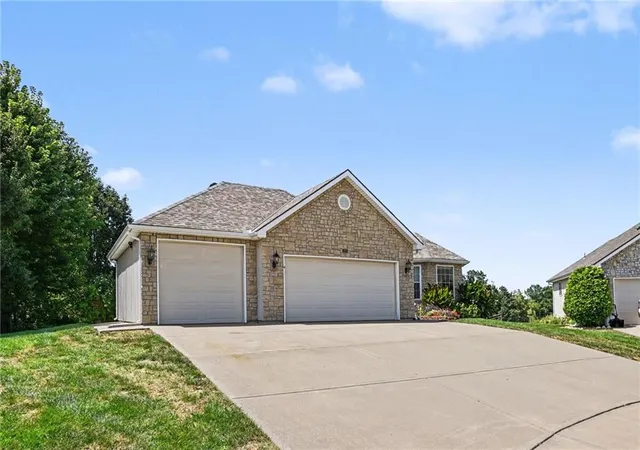 Photo 2 of Single family home for sale at 301 Prairie Rose Cir, Smithville, MO 64089 | MLS# 2637444 | Listing updated on 2026-10-07