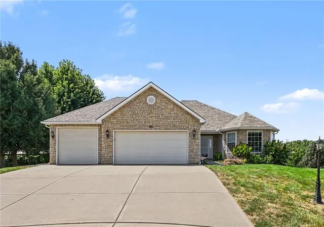 3rd image of 301 Prairie Rose Cir, Smithville, MO 64089 | MLS# 2637444