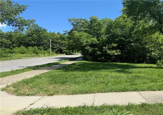 1st image of 1800 E 24th St, Kansas City, MO 64127 | MLS# 2637456