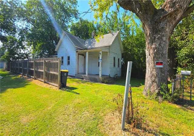 Photo 3 of Single family home for sale at 520 N Garland Ave, Kansas City, MO 64120 | MLS# 2637458 | Listing updated on 2026-10-08
