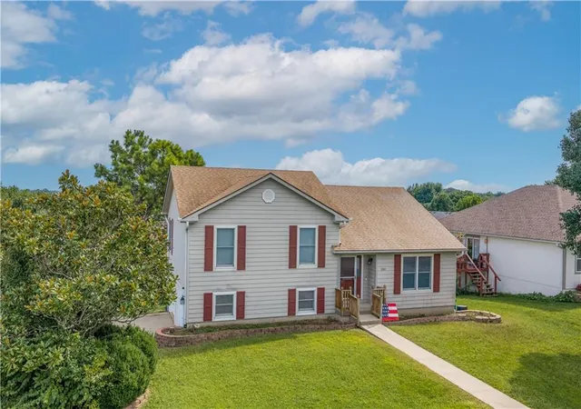 Photo 2 of Single family home for sale at 1720 Sunrise Dr, Warrensburg, MO 64093 | MLS# 2637465 | Listing updated on 2026-09-21