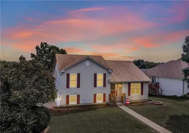 Photo 3 of Single family home for sale at 1720 Sunrise Dr, Warrensburg, MO 64093 | MLS# 2637465 | Listing updated on 2026-09-01