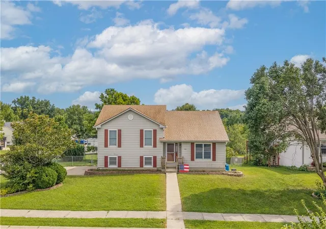 Photo 3 of Single family home for sale at 1720 Sunrise Dr, Warrensburg, MO 64093 | MLS# 2637465 | Listing updated on 2026-09-30