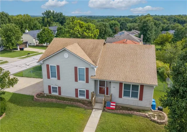 Photo 4 of Single family home for sale at 1720 Sunrise Dr, Warrensburg, MO 64093 | MLS# 2637465 | Listing updated on 2026-09-30
