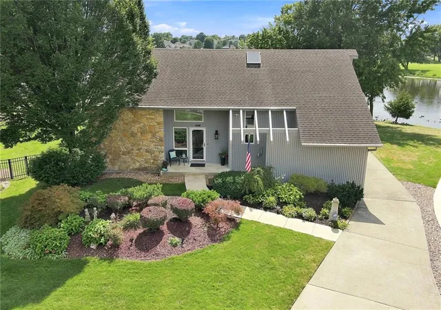2nd image of 828 Sw Lighthouse Pt, Lee's Summit, MO 64082 | MLS# 2637482