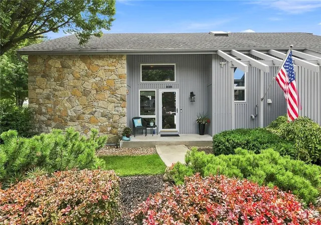 Photo 3 of Sale Pending at 828 Sw Lighthouse Pt, Lee's Summit, MO 64082 | MLS# 2637482 | Listing updated on 2026-08-22