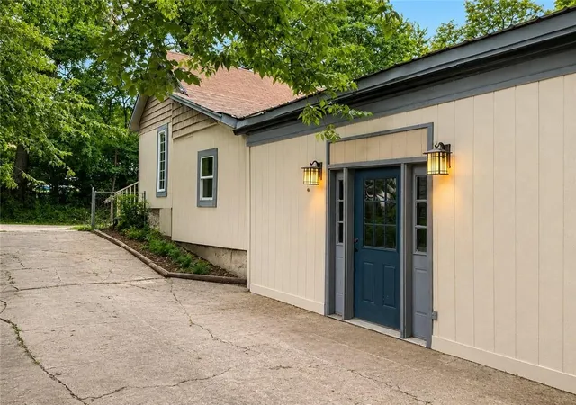 2nd image of 912 S Osage St, Independence, MO 64050 | MLS# 2637485