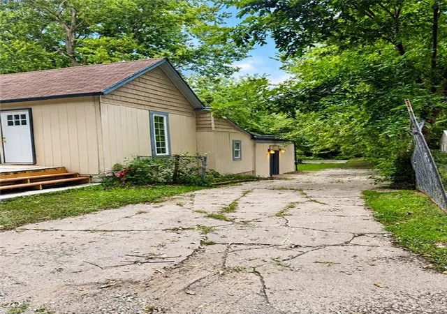 3rd image of 912 S Osage St, Independence, MO 64050 | MLS# 2637485