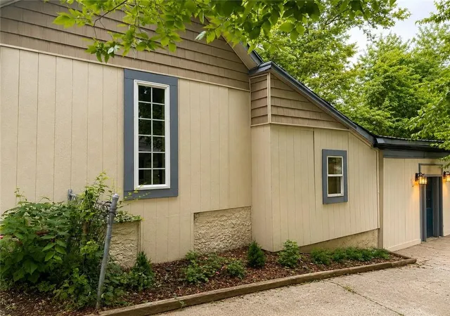5th image of 912 S Osage St, Independence, MO 64050 | MLS# 2637485