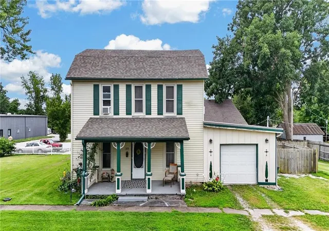 1st image of 325 W Broadway St, Peculiar, MO 64078 | MLS# 2637492