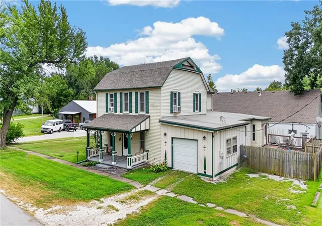 2nd image of 325 W Broadway St, Peculiar, MO 64078 | MLS# 2637492