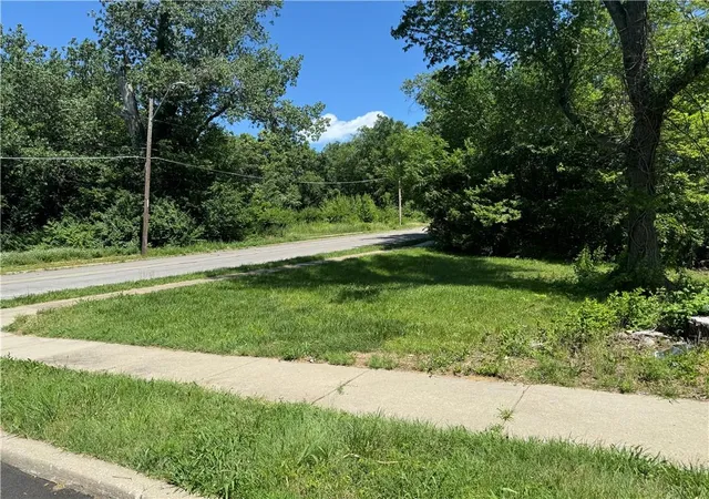 2nd image of 2327 Woodland Ave, Kansas City, MO 64108 | MLS# 2637495