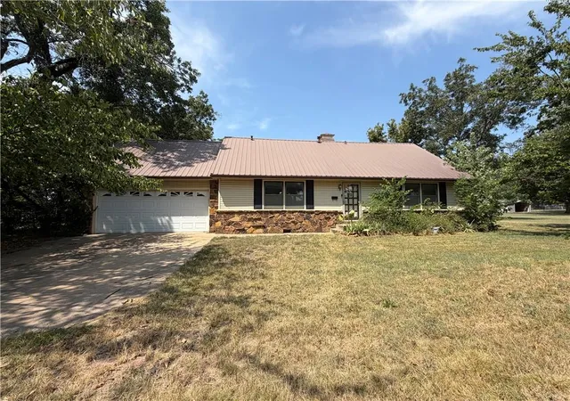 1st image of 916 E 8th St, Cherryvale, KS 67335 | MLS# 2637508