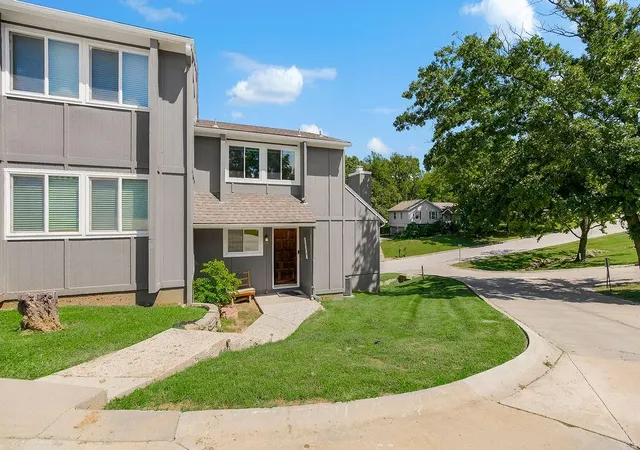 Photo 4 of Townhouse for sale at 1028 NW 70th Court, Kansas City, MO 64118 | MLS# 2637513 | Listing updated on 2026-09-03