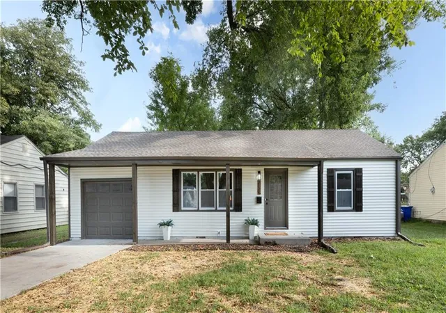1st image of 1124 E Cedar St, Olathe, KS 66061 | MLS# 2637515