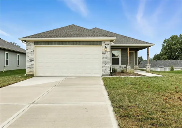 1st image of 441 Valley View Dr, Tonganoxie, KS 66086 | MLS# 2637521