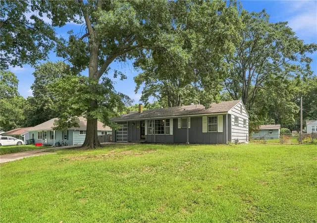 2nd image of 8725 Larsen St, Overland Park, KS 66214 | MLS# 2637524