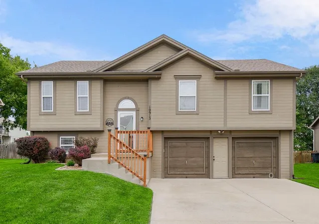 1st image of 10915 N Skiles Ct, Kansas City, MO 64157 | MLS# 2637536