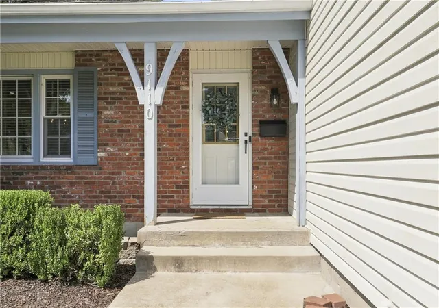 Photo 3 of Sale Pending at 9110 W 89th Terrace, Overland Park, KS 66212 | MLS# 2637553 | Listing updated on 2026-08-29