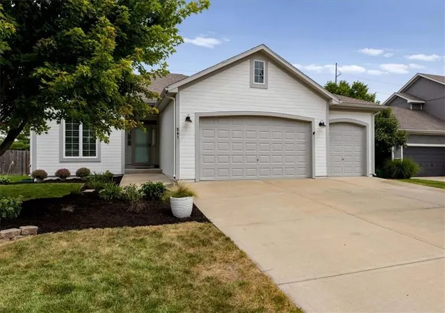 2nd image of 561 N Evergreen St, Gardner, KS 66030 | MLS# 2637562
