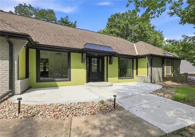 3rd image of 1038 N Woodland Ct, Kansas City, MO 64118 | MLS# 2637578