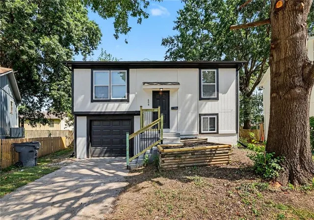1st image of 606 E Welston Ave, Olathe, KS 66061 | MLS# 2637586