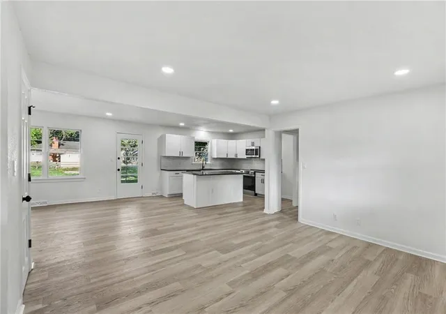 Photo 3 of Single family home for sale at 610 Ne Magnolia St, Lee's Summit, MO 64063 | MLS# 2637591 | Listing updated on 2026-10-09