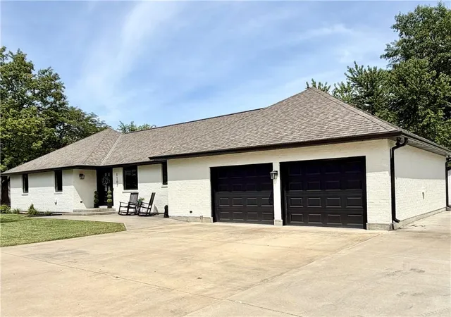 1st image of 1107 Country Club Dr, Butler, MO 64730 | MLS# 2637597