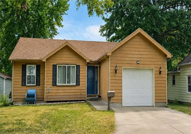 2nd image of 823 S Sycamore St, Ottawa, KS 66067 | MLS# 2637632