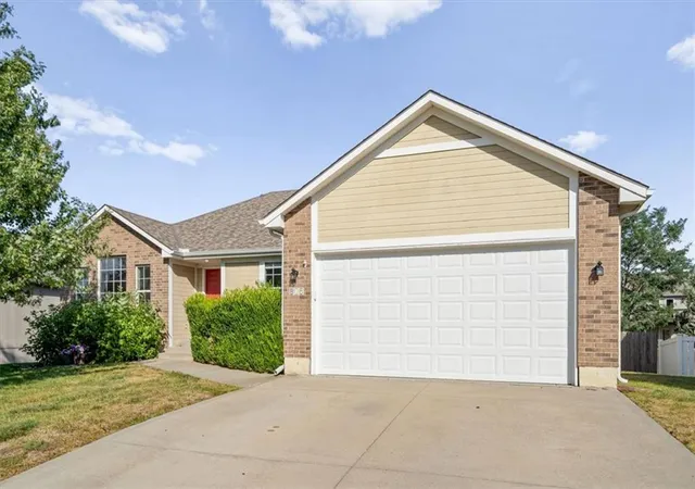 Photo 1 of Single family home for sale at 805 Sw Bobcat St, Oak Grove, MO 64075 | MLS# 2637634 | Listing updated on 2026-09-25
