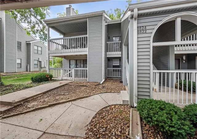 2nd image of 8824 W 106th Ter, Overland Park, KS 66212 | MLS# 2637636