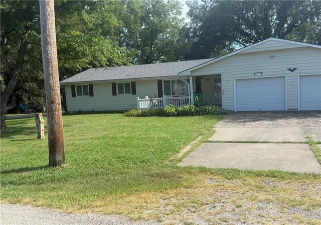 2nd image of 122 E 2nd Street, Pomona, KS 66076 | MLS# 2637637