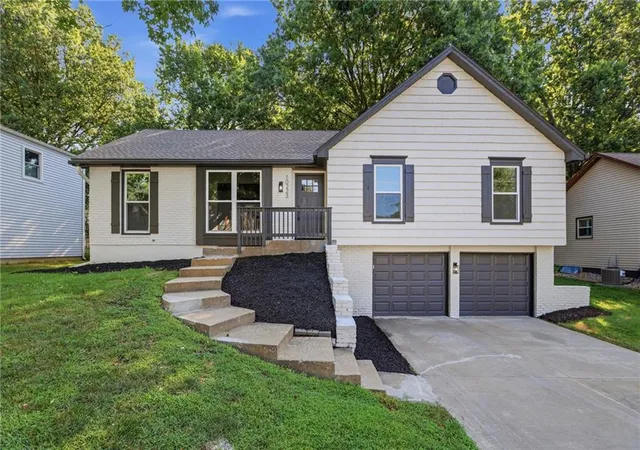 1st image of 10223 Rosehill Rd, Lenexa, KS 66215 | MLS# 2637644