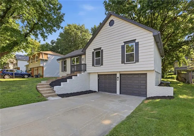 2nd image of 10223 Rosehill Rd, Lenexa, KS 66215 | MLS# 2637644