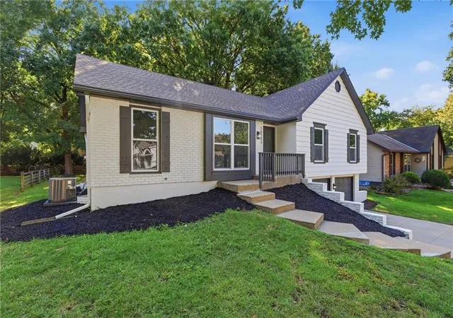 image of 10223 Rosehill Rd, Lenexa, KS 66215 | MLS# 2637644