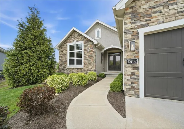 2nd image of 10702 W 171st Ter, Overland Park, KS 66221 | MLS# 2637655
