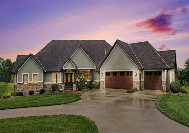 1st image of 3 Mission Hills Dr, Saint Joseph, MO 64507 | MLS# 2637671