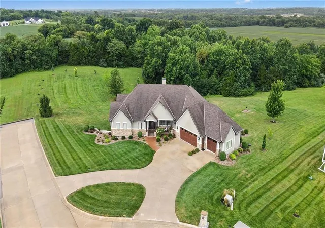 2nd image of 3 Mission Hills Dr, Saint Joseph, MO 64507 | MLS# 2637671