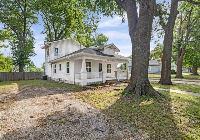 Photo 3 of Single family home for sale at 121 Mill St, Neodesha, KS 66757 | MLS# 2637674 | Listing updated on 2026-08-28