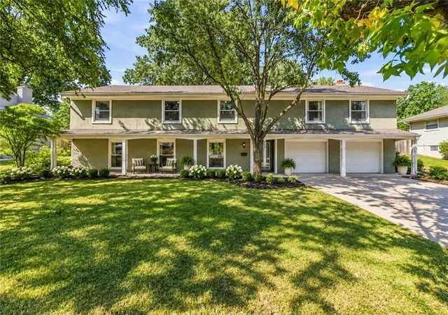 Photo 2 of Single family home for sale at 912 W 98th Street, Kansas City, MO 64114 | MLS# 2637675 | Listing updated on 2026-09-27