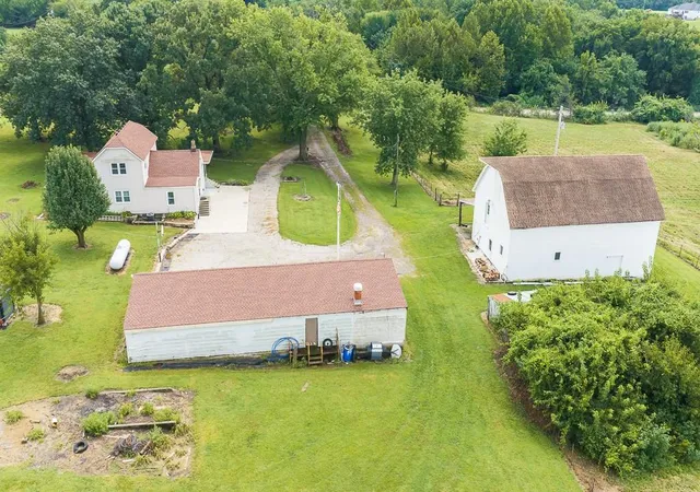 Photo 3 of Sale Pending at 18500 Hollingsworth Rd, Tonganoxie, KS 66086 | MLS# 2637676 | Listing updated on 2026-08-22