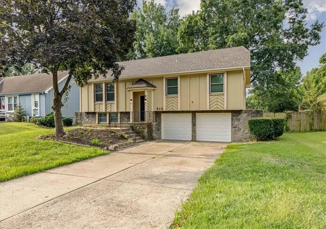 2nd image of 513 Stacey Dr, Belton, MO 64012 | MLS# 2637682