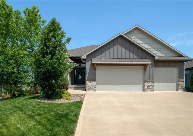 1st image of 1908 Ne Catalina Ave, Lee's Summit, MO 64064 | MLS# 2637699