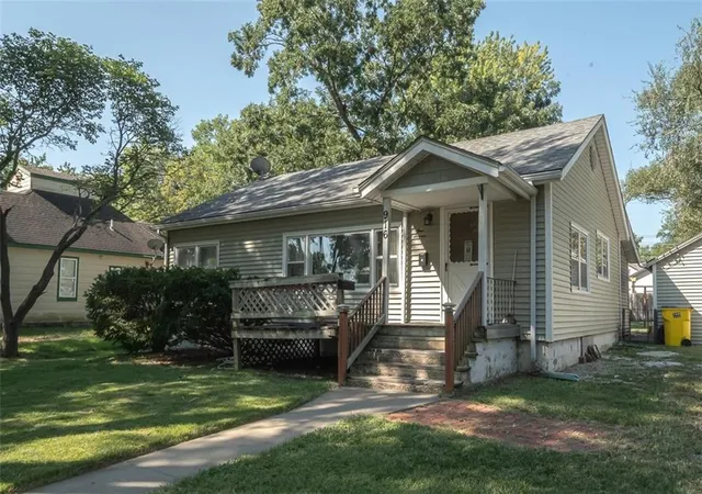 Photo 1 of Sale Pending at 916 S Maple St, Ottawa, KS 66067 | MLS# 2637702 | Listing updated on 2026-09-21