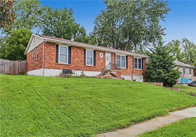 2nd image of 16114 E 41st St, Independence, MO 64055 | MLS# 2637707
