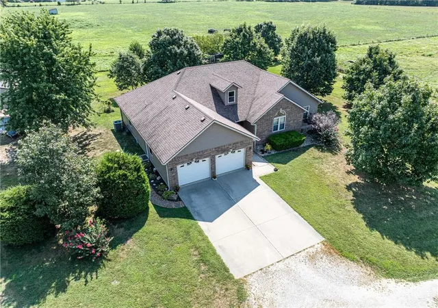 3rd image of 186 Ne 901P Rd, Clinton, MO 64735 | MLS# 2637722