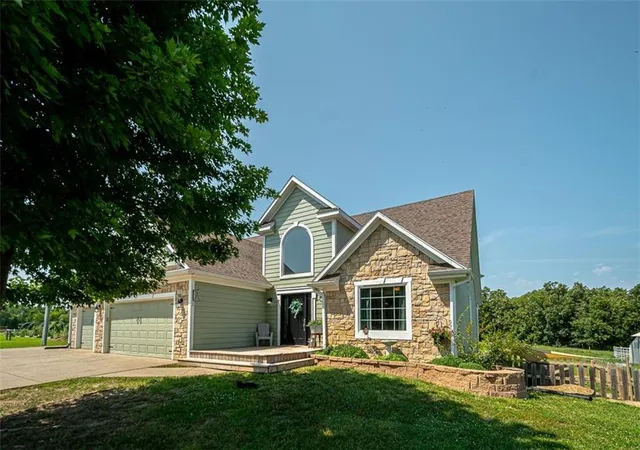 2nd image of 1581 Shawnee Rd, Pomona, KS 66076 | MLS# 2637736