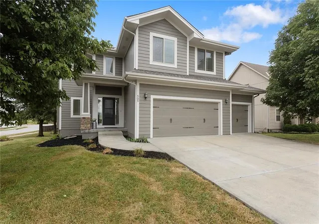 Photo 2 of Single family home for sale at 505 Sw Webster Dr, Blue Springs, MO 64014 | MLS# 2637742 | Listing updated on 2026-10-19
